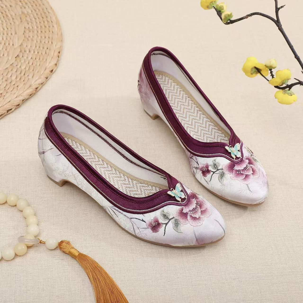 Woman Low Heel Embroidered Che - Embroidery Style ulasan dan harga