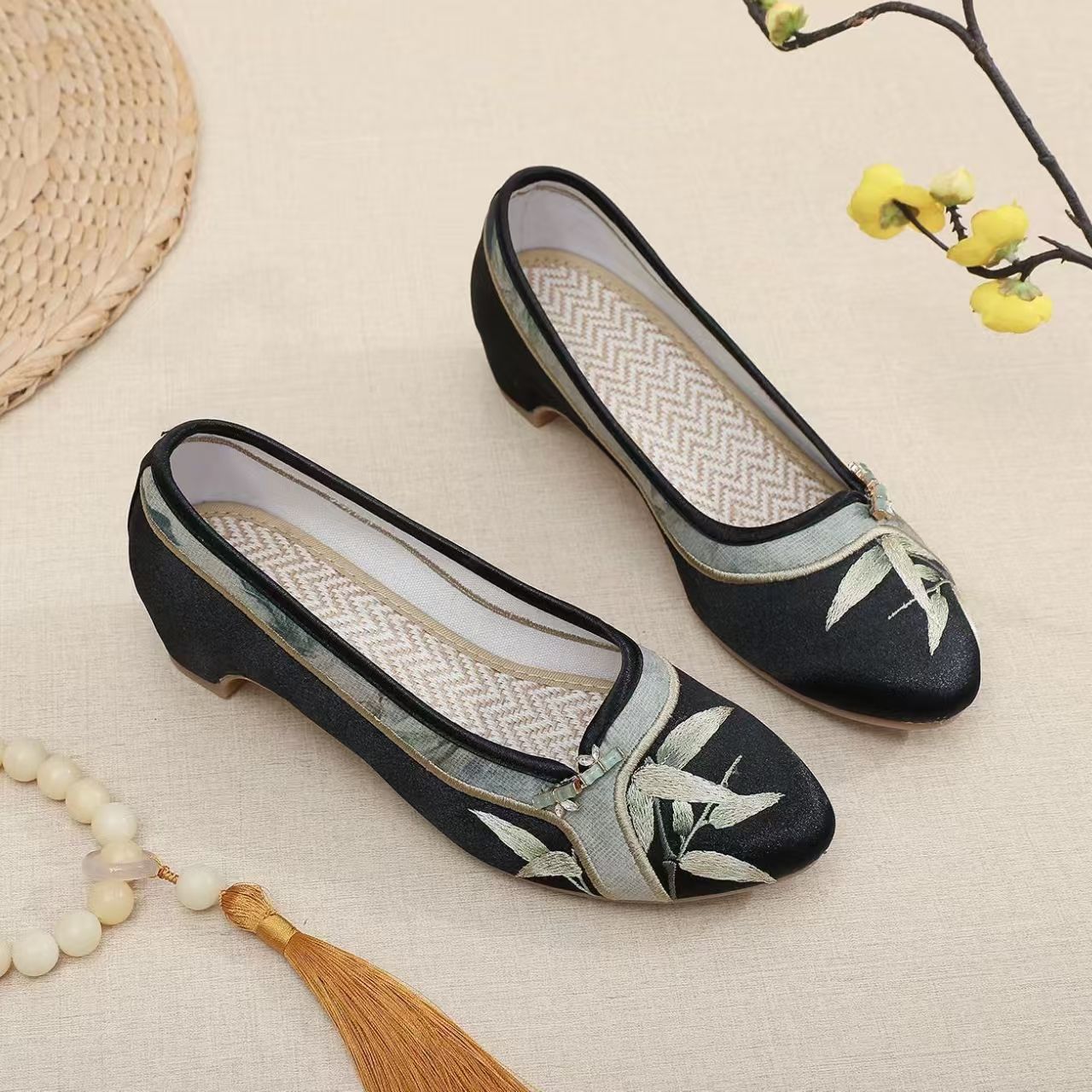 Woman Low Heel Embroidered Che - Embroidery Style ulasan dan harga