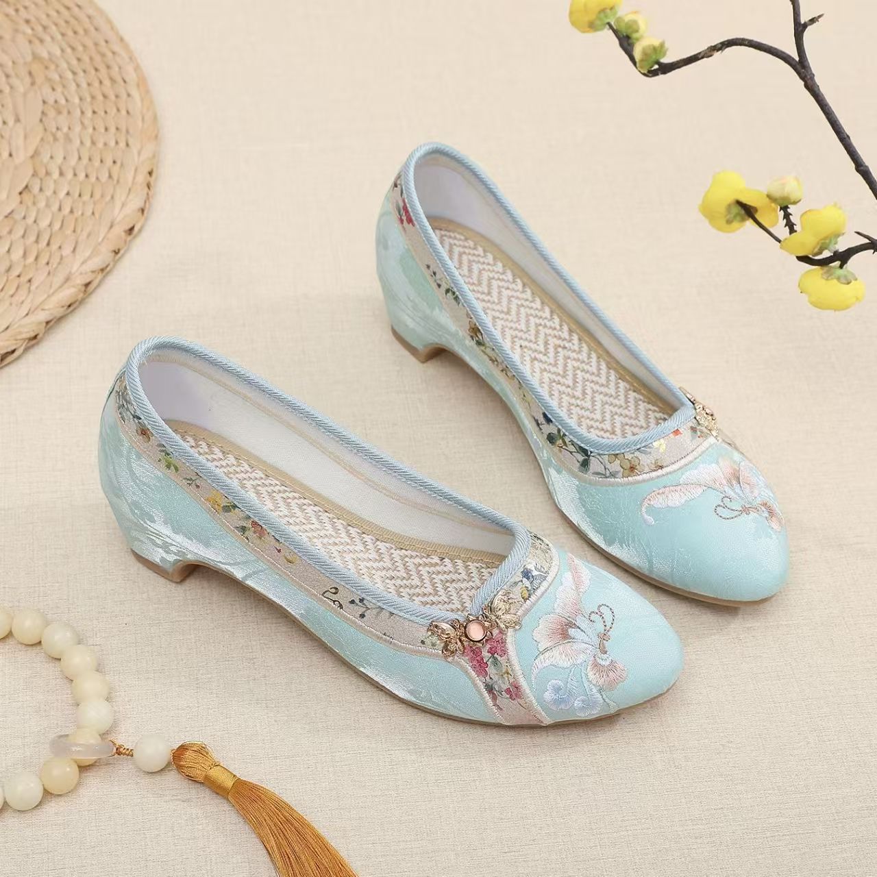 Woman Low Heel Embroidered Che - Embroidery Style ulasan dan harga